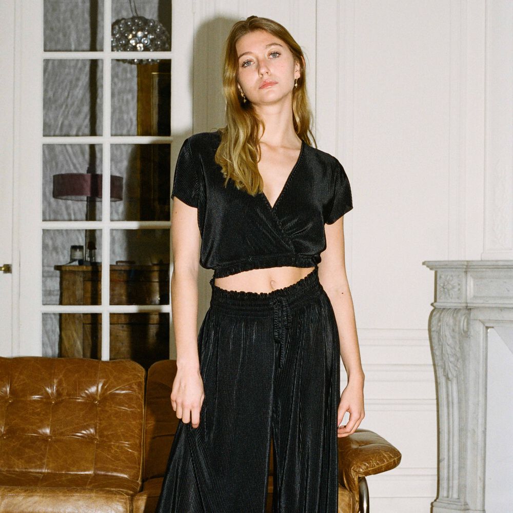 Short-sleeved wrapover pleated top - black black.