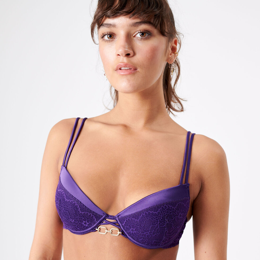 push-up bra with fine lace and jewellery;
