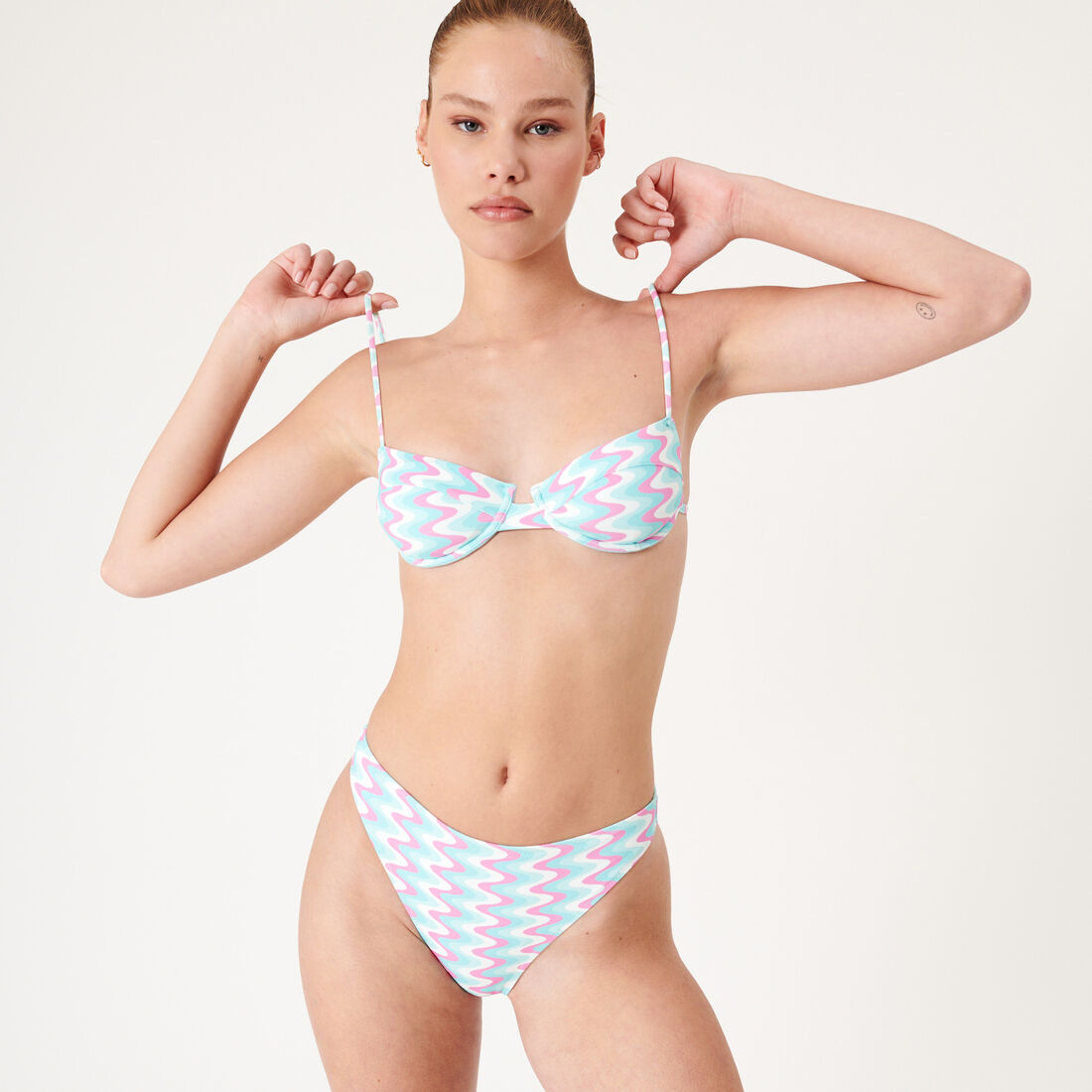 high-waisted low-cut 70s print swim briefs - blue;