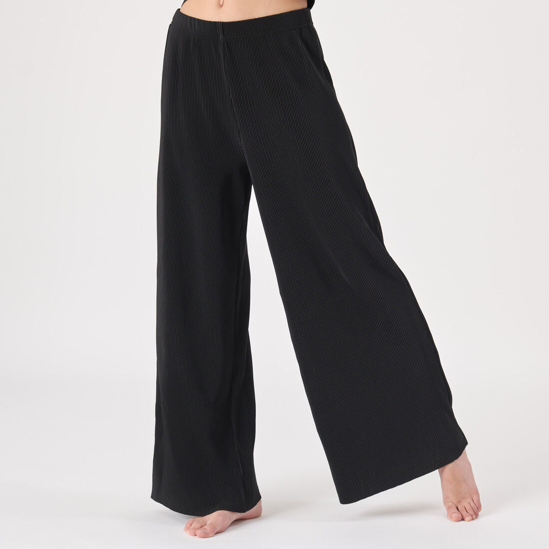 loose pleated trousers;