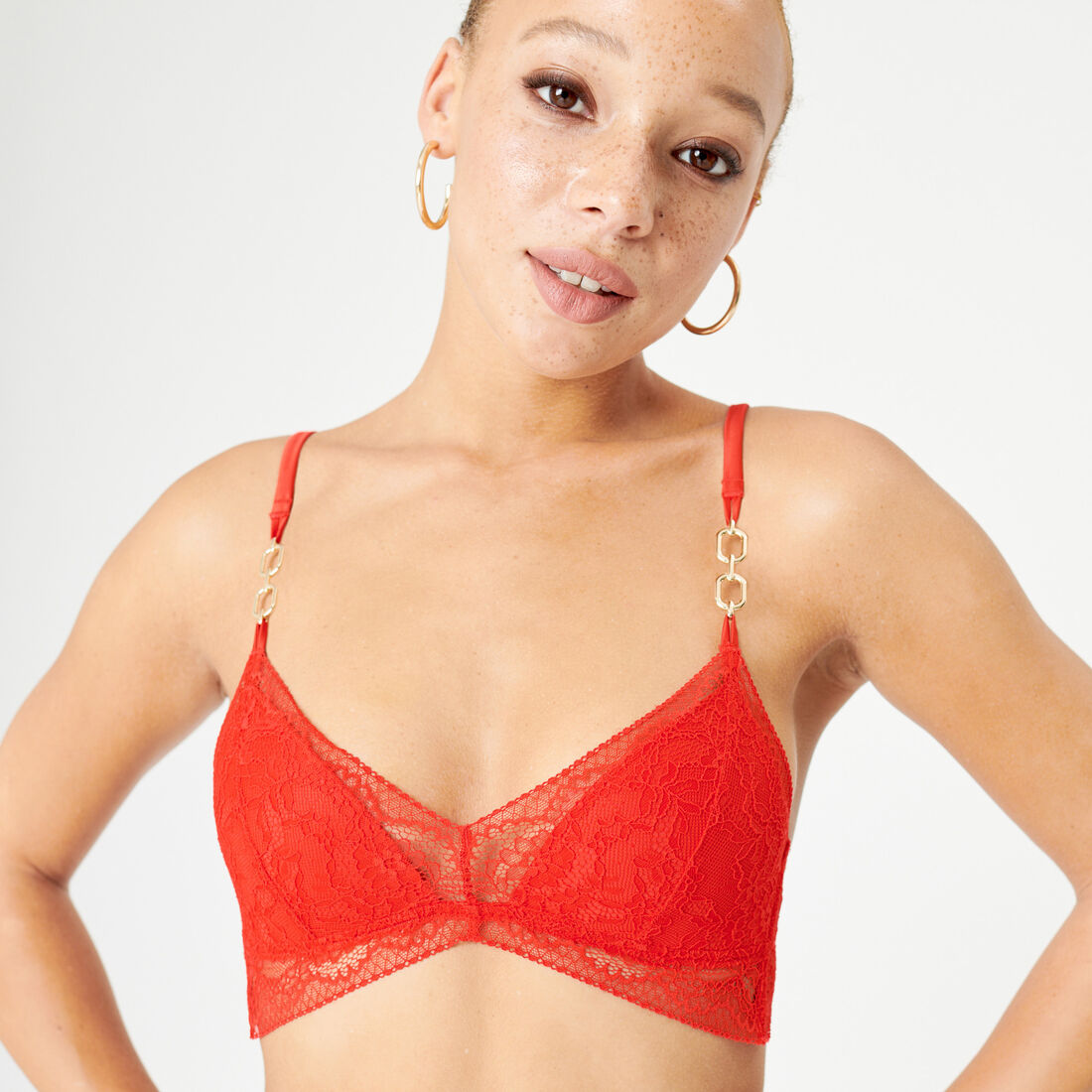 underwired triangle bra with fine lace and jewellery;