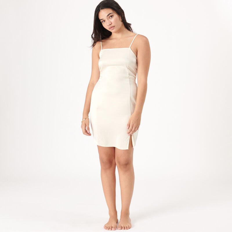 robe fendue en satin;