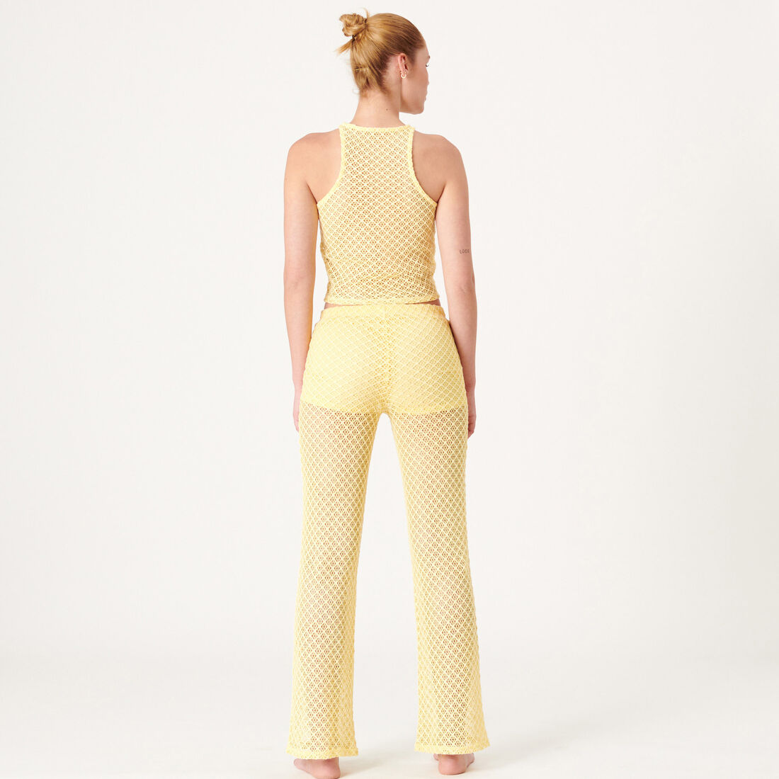 szydełkowe rozkloszowane spodnie — kolor bladożółty;