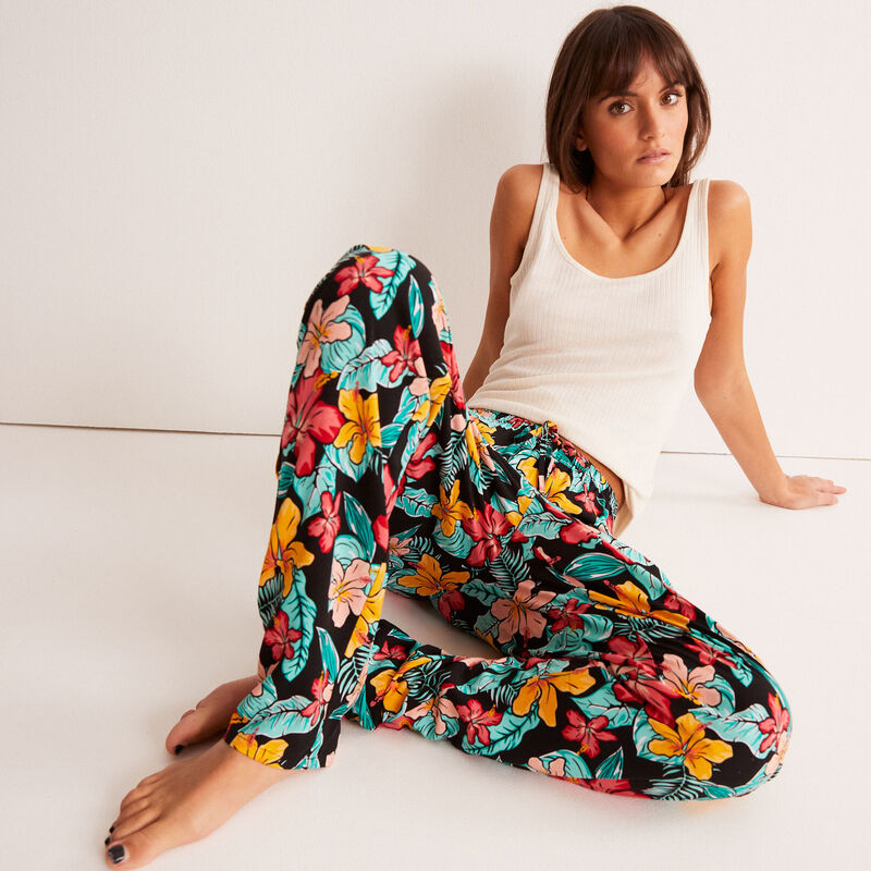 Flowing trousers with floral motifs - black Flowing trousers with floral motifs - black;