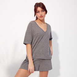 short-sleeved loose-fitting t-shirt;