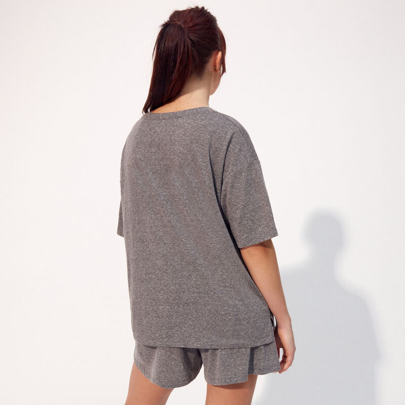 short-sleeved loose-fitting t-shirt;