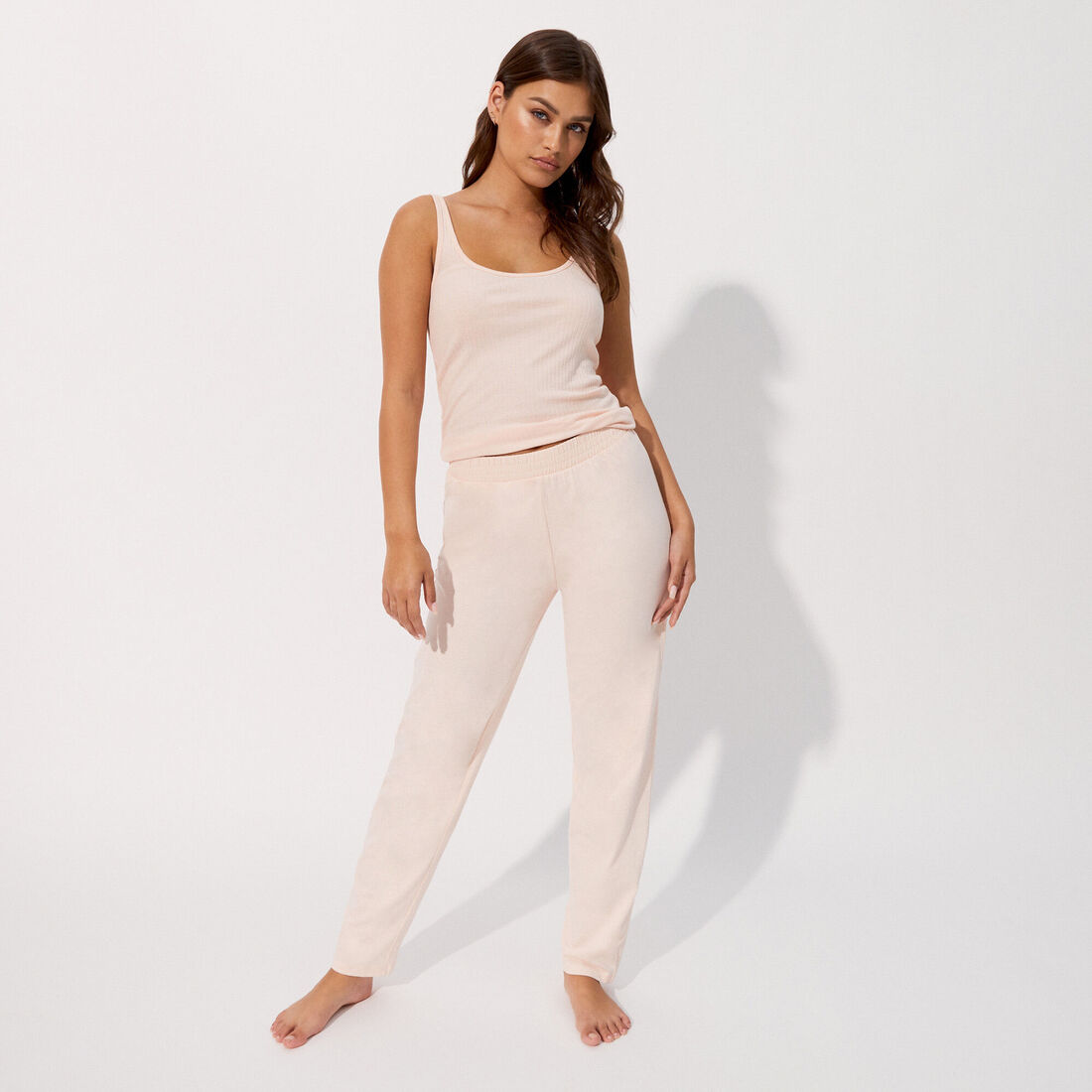 plain carrot trousers;