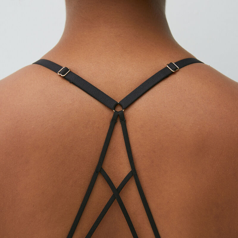 non-wired triangle bra in graphic lace;