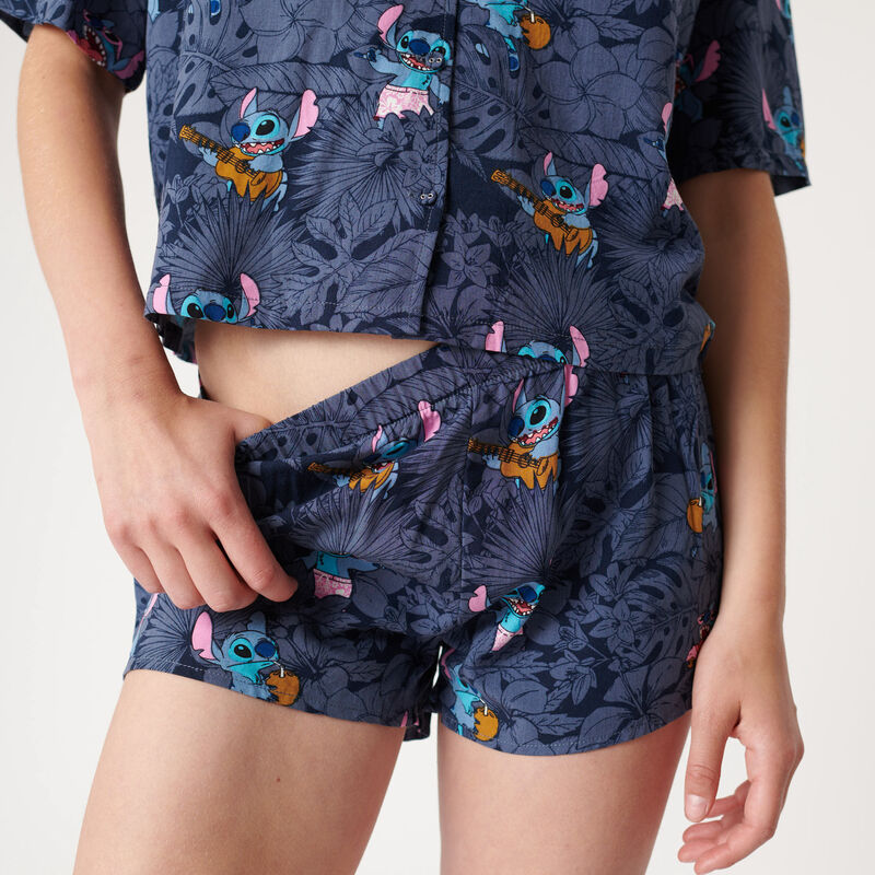 Shorts with Stitch print;