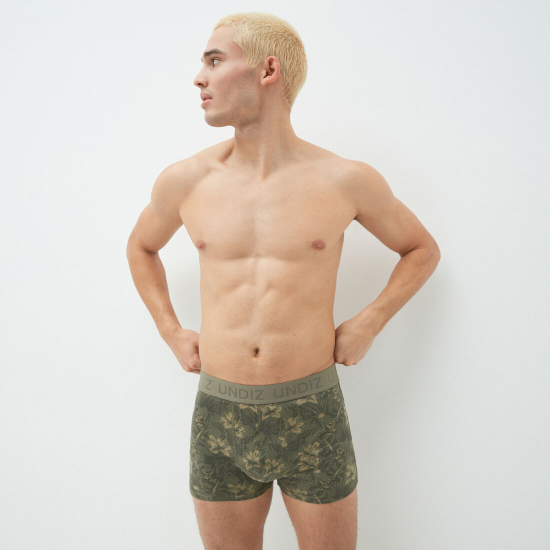 cotton boxer shorts with tropical pattern;