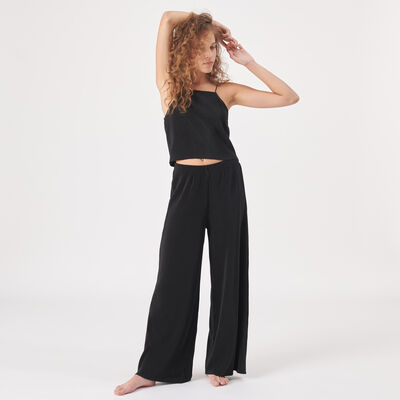 loose pleated trousers;