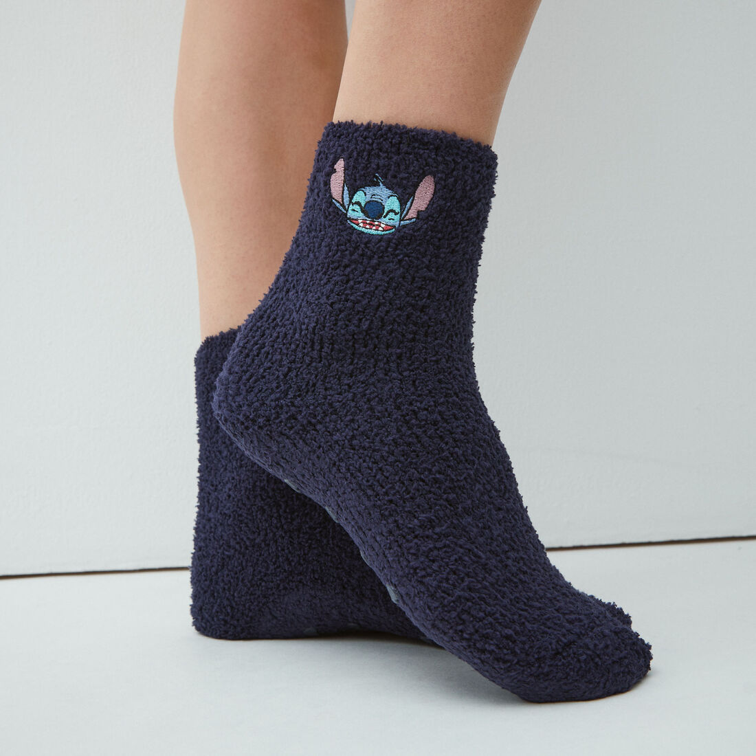 chaussettes fluffy à imprimé stitch;