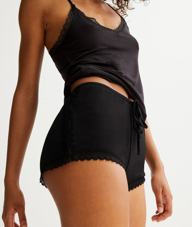Sidevitamiz shorts black.