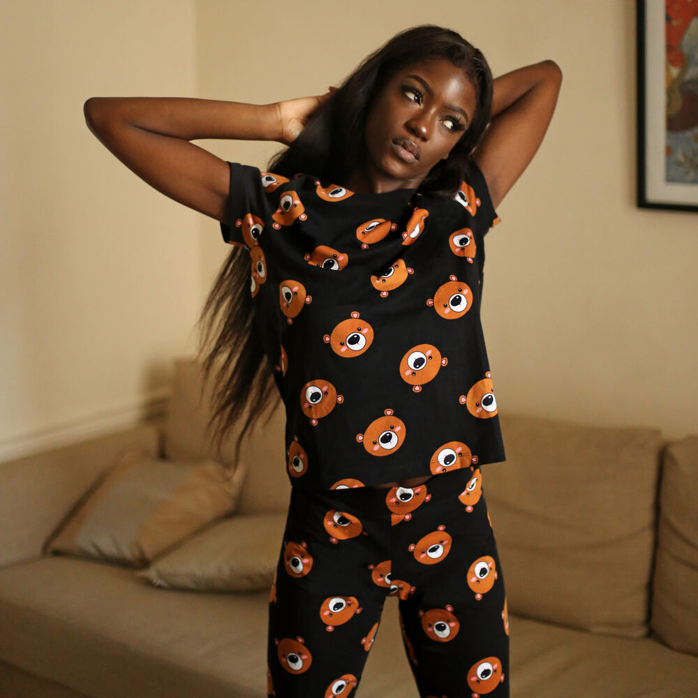 Bear leggings with cuteness slogan - black black.