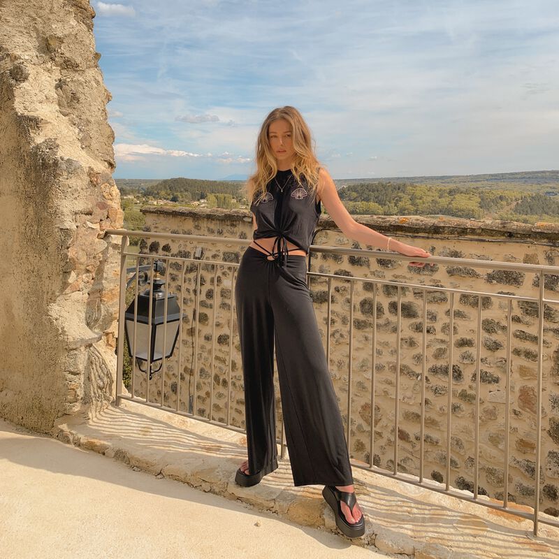 Flowing trousers with detail at the waist - black Flowing trousers with detail at the waist - black;