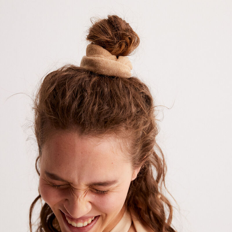 velvet and sponge scrunchie x Romy - beige velvet and sponge scrunchie x Romy - beige;