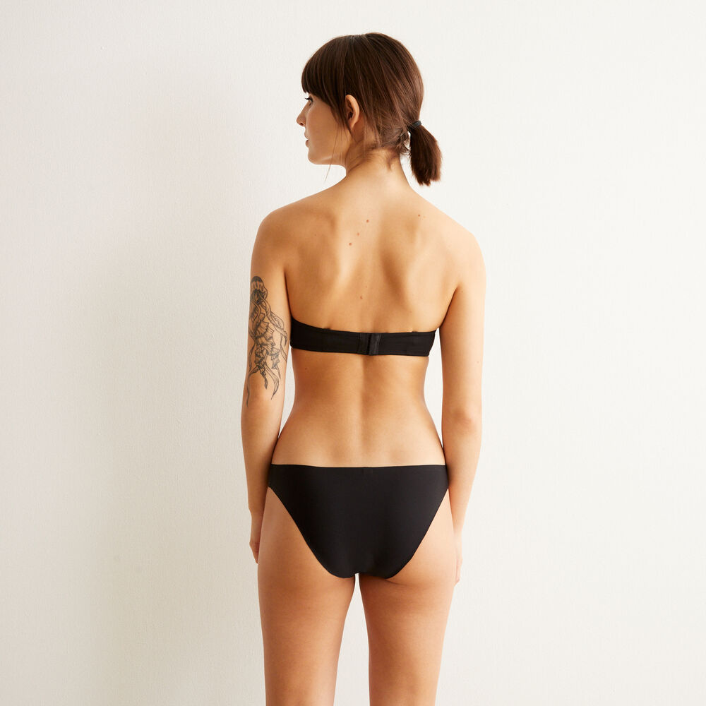 Pack of micro knickers skin.