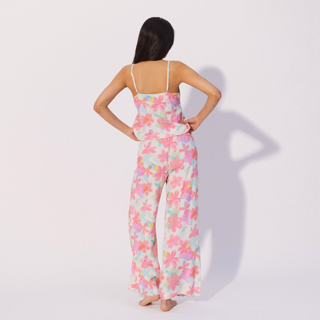 wide trousers with summer print;