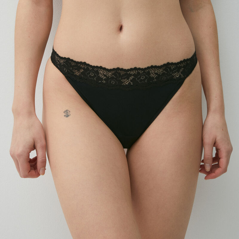period knickers with lace details;