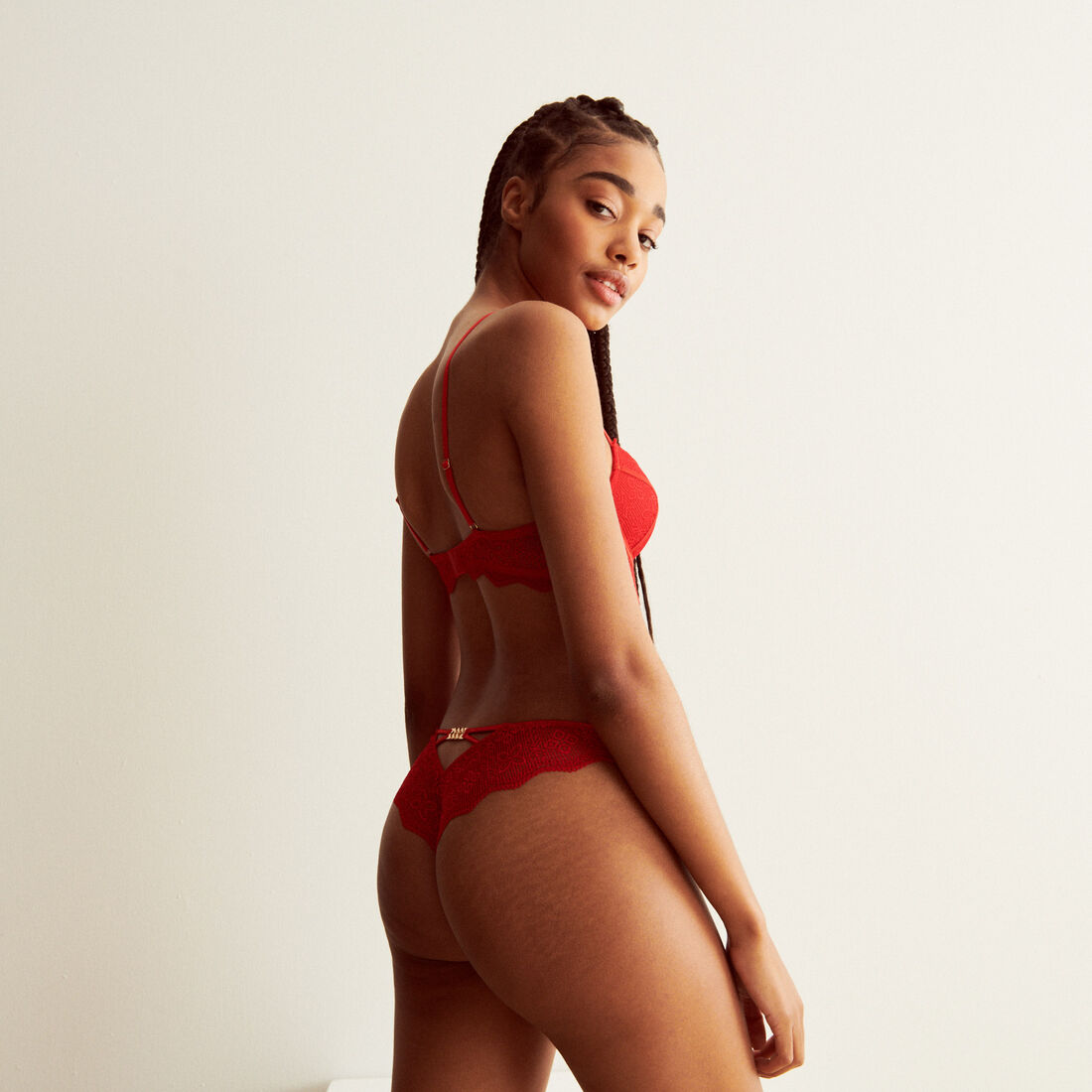 lace tanga briefs with gold chain detail - red;