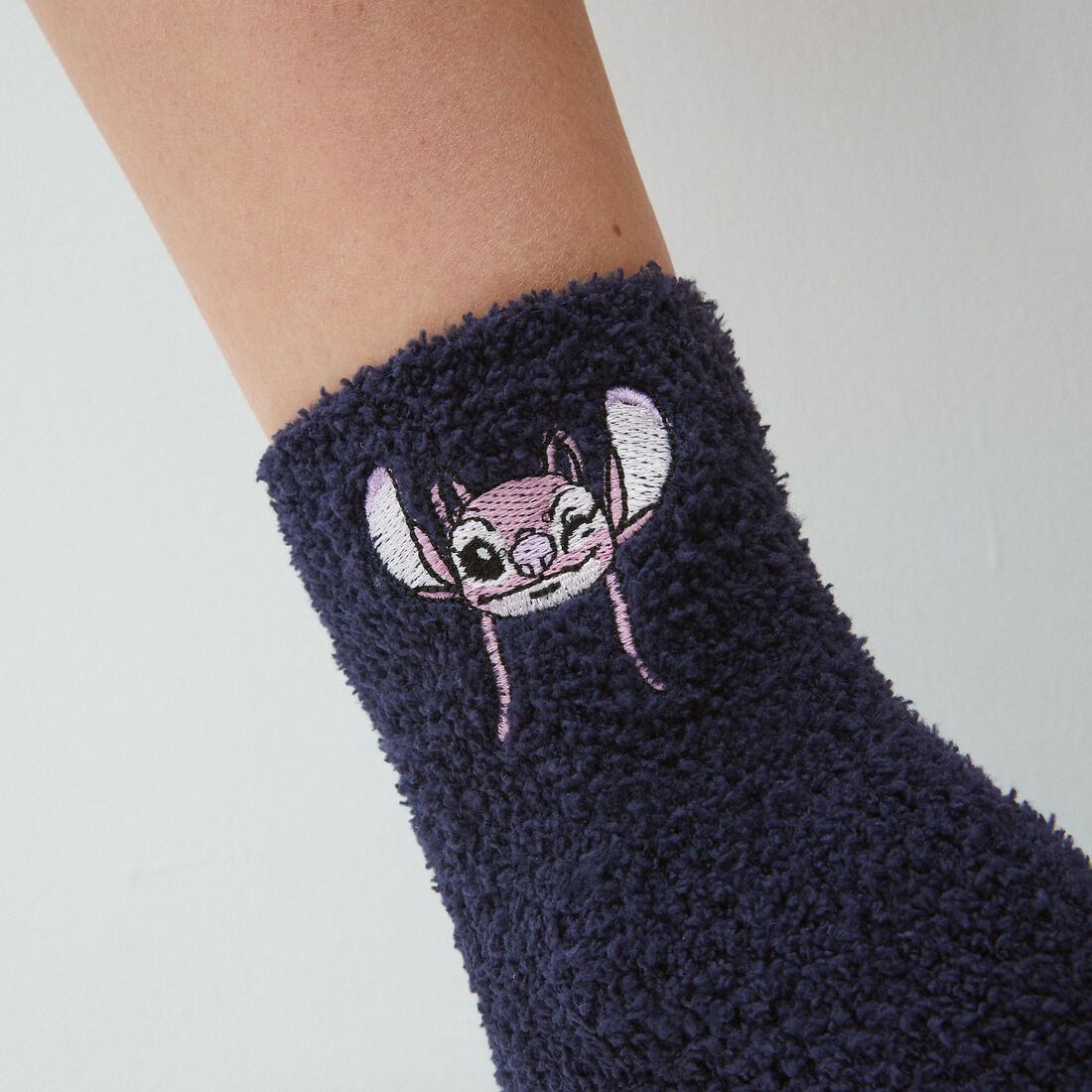 chaussettes fluffy à imprimé stitch;