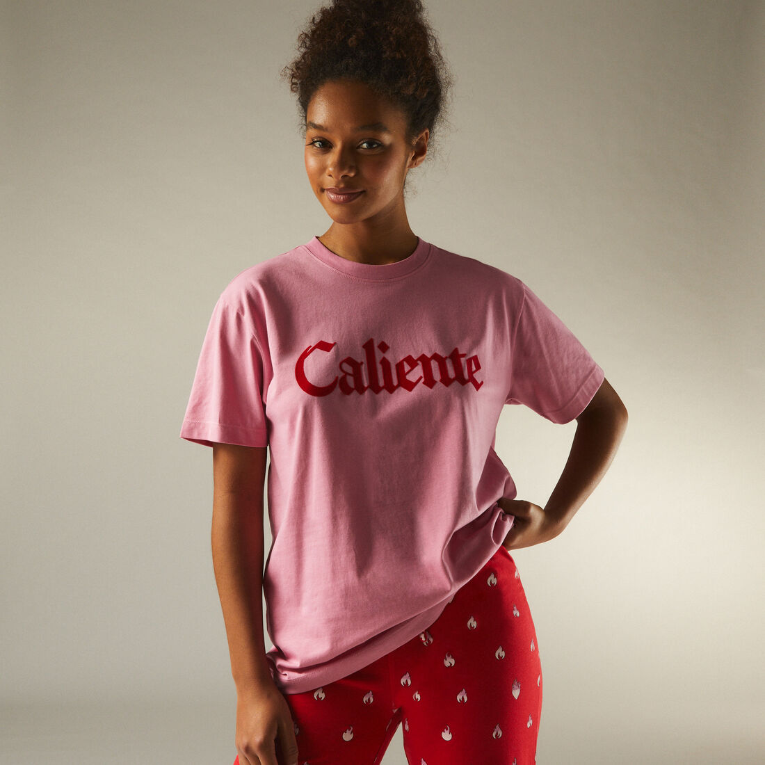 t-shirt with "caliente" print;