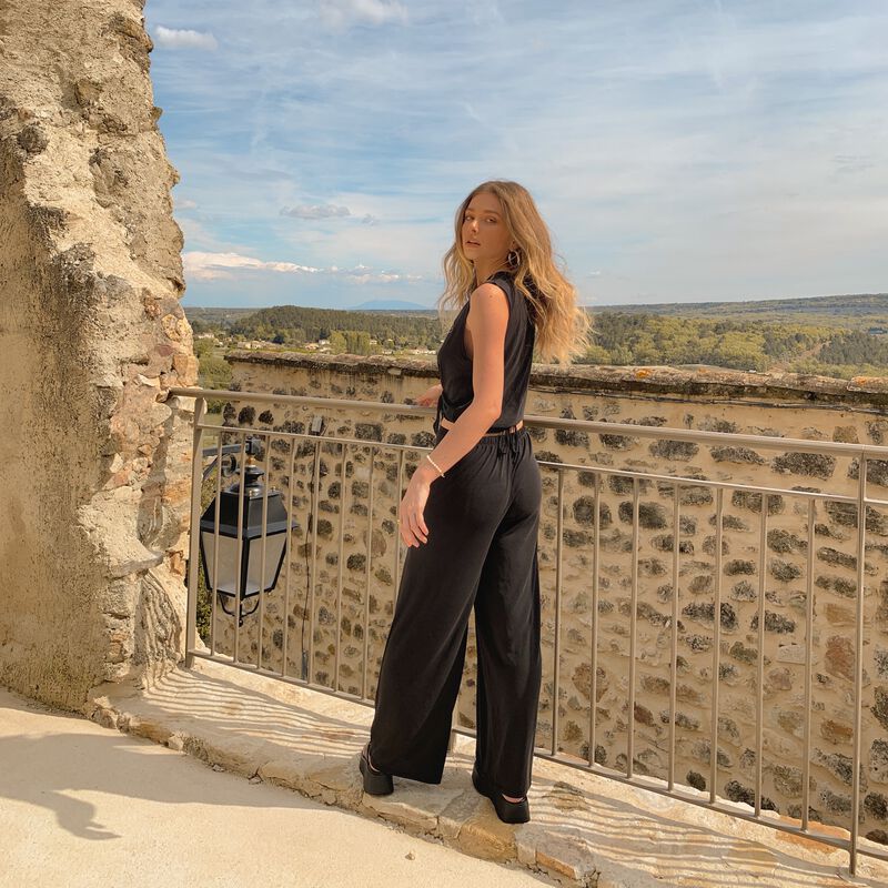 Flowing trousers with detail at the waist - black Flowing trousers with detail at the waist - black;