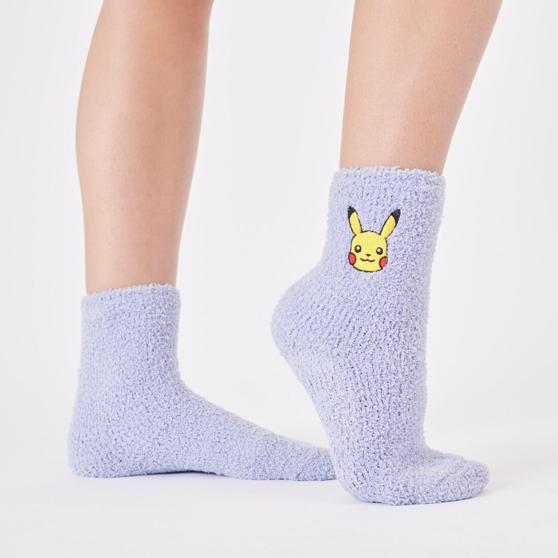 chaussettes fluffy à imprimé pikachu ;