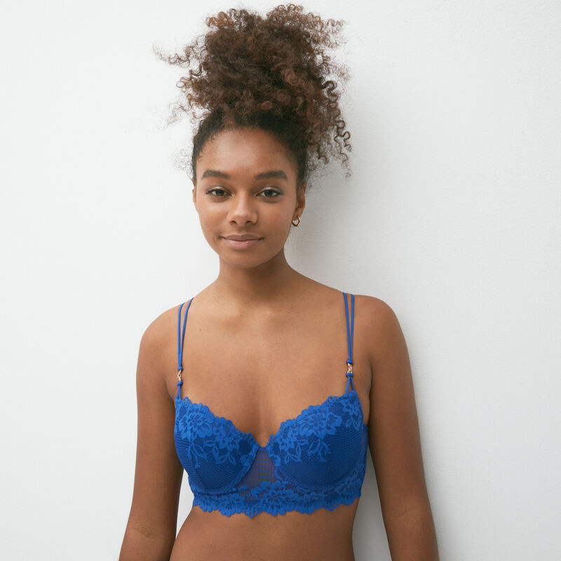Lace bra with fine cups;