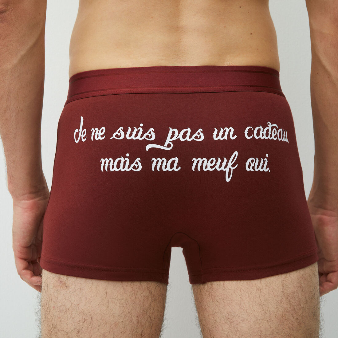 boxers with "je ne suis pas un cadeau mais ma meuf oui" slogan ;