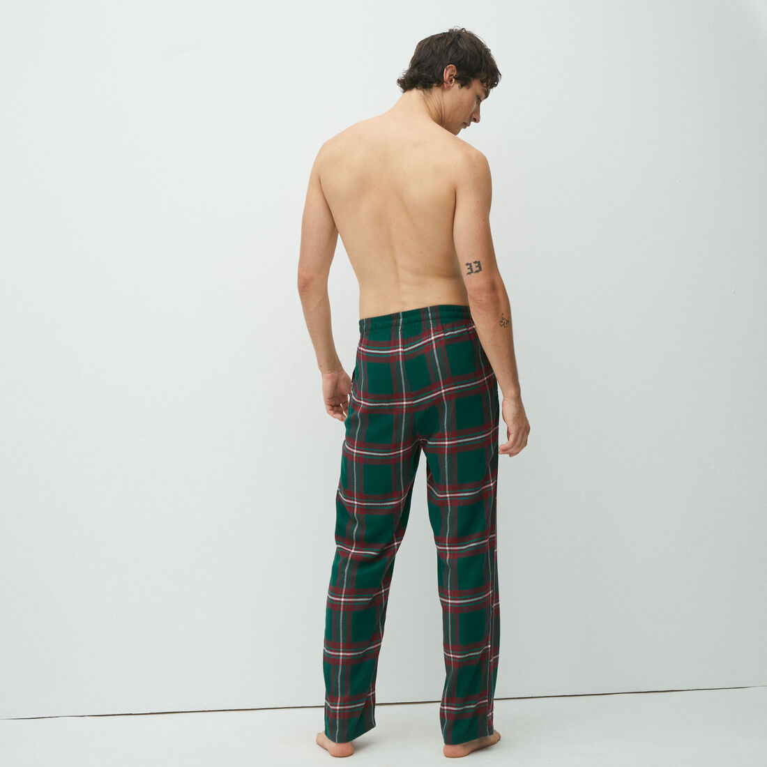 plaid pyjama bottoms;
