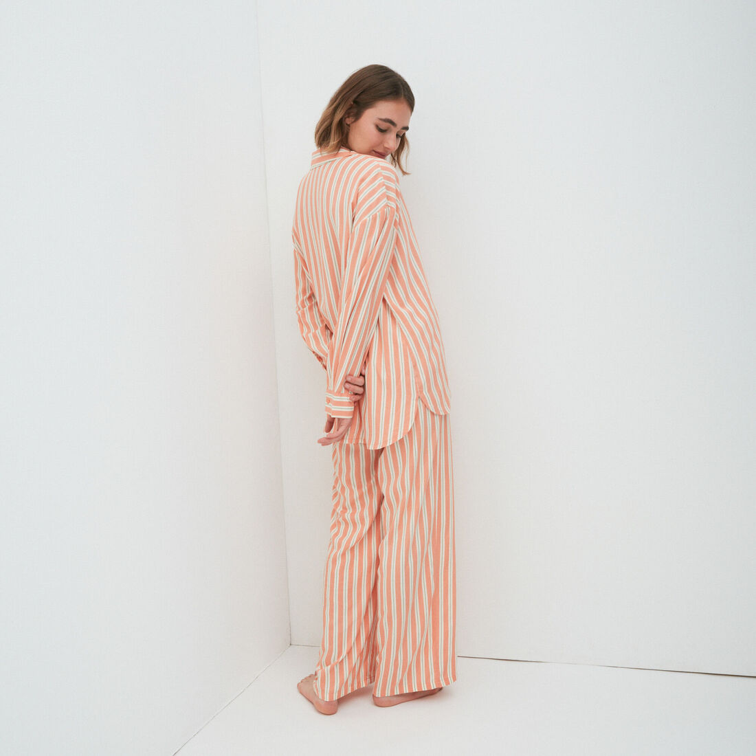 pantalon large de pyjama coloré;