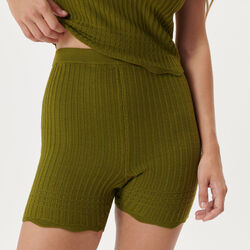 knit shorts;