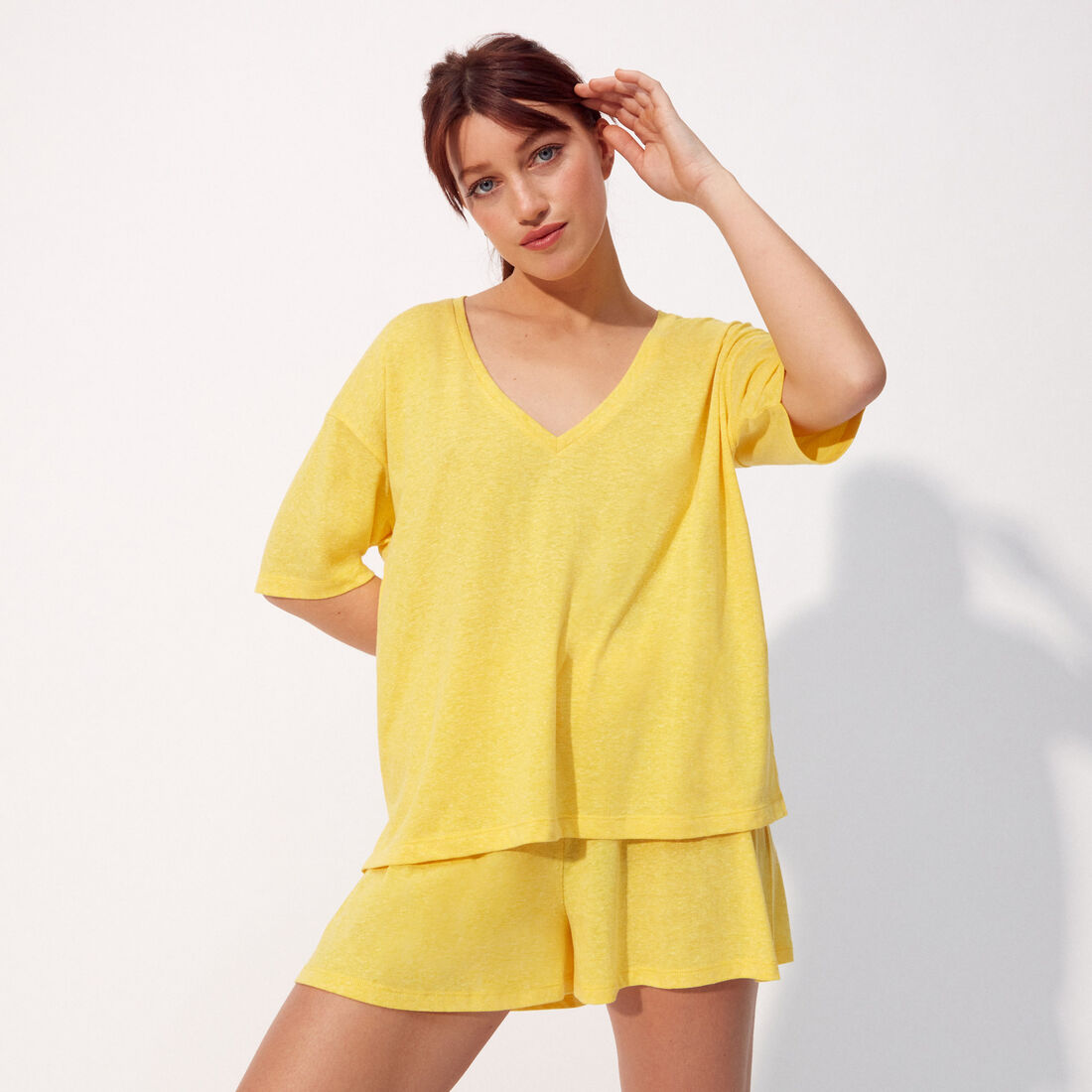 short-sleeved loose-fitting t-shirt;