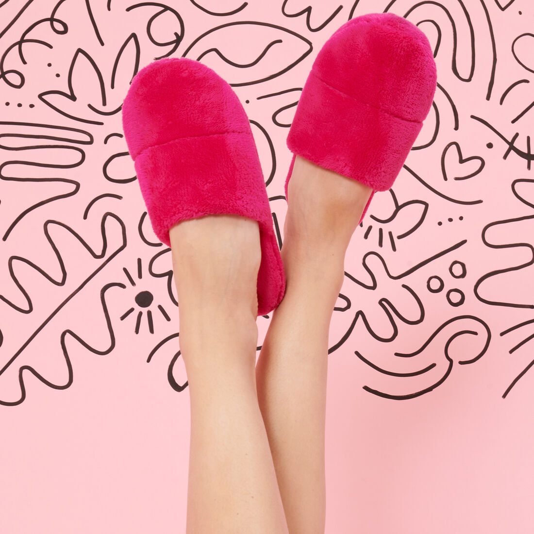 fleece slippers with flower pattern;