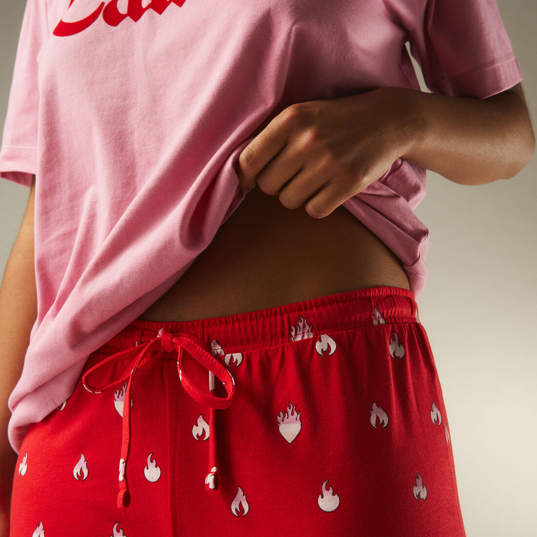 pantalon de pyjama avec imprimé de petites flammes;