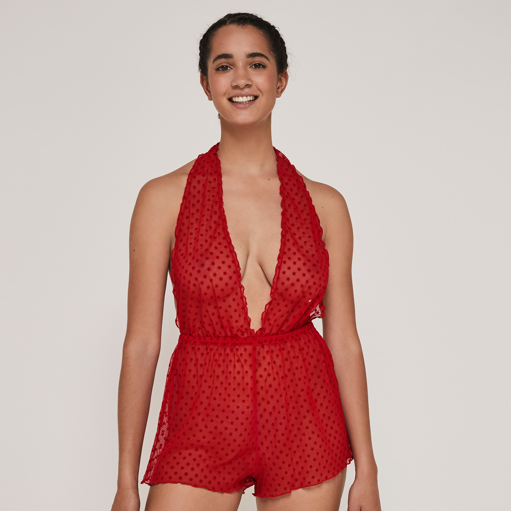 Kr&oacute;tki kombinezon z przezroczystego tiulu flounciz;